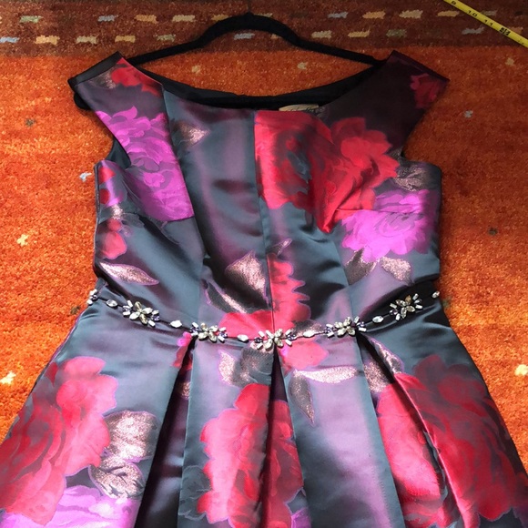 Beautiful dress-perfect for a fancy night out or mother of the bride. Size 8 - Picture 8 of 11
